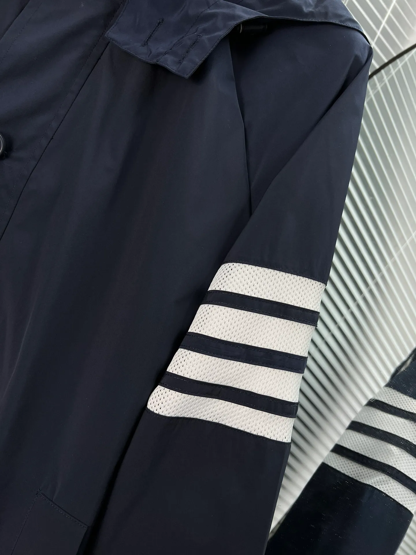 THOM BROWNE🇳🇱 ，Classic ， 。 TB ， White ， ， 。 ：Navy Blue、 Green Sizes：1-4